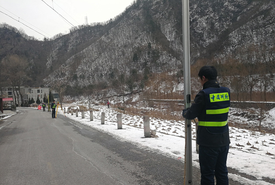 國(guó)測(cè)一大隊(duì)的技術(shù)人員正在進(jìn)行二等水準(zhǔn)測(cè)量 國(guó)測(cè)一大隊(duì)的技術(shù)人員正在進(jìn)行二等水準(zhǔn)測(cè)量