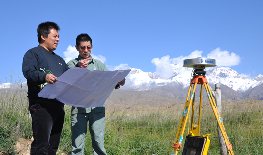 測(cè)繪隊(duì)員正在進(jìn)行地理國(guó)情普查 測(cè)繪隊(duì)員正在進(jìn)行地理國(guó)情普查