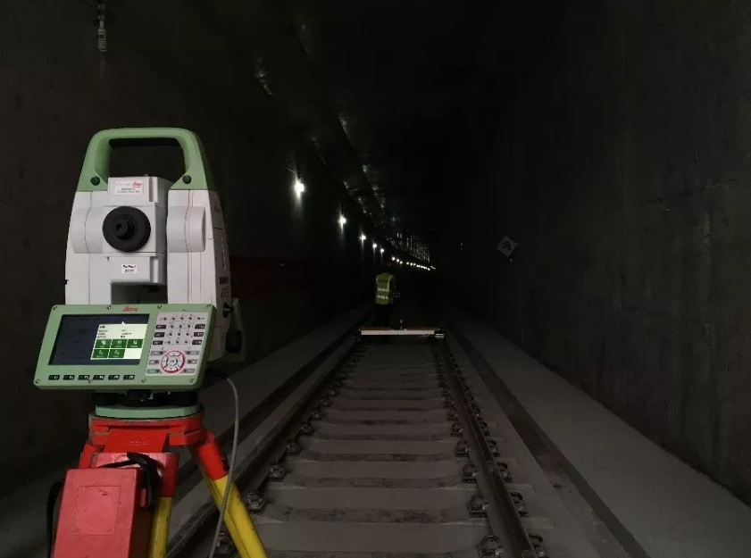 手動照準(zhǔn)困難的昏暗隧道環(huán)境設(shè)站 手動照準(zhǔn)困難的昏暗隧道環(huán)境設(shè)站